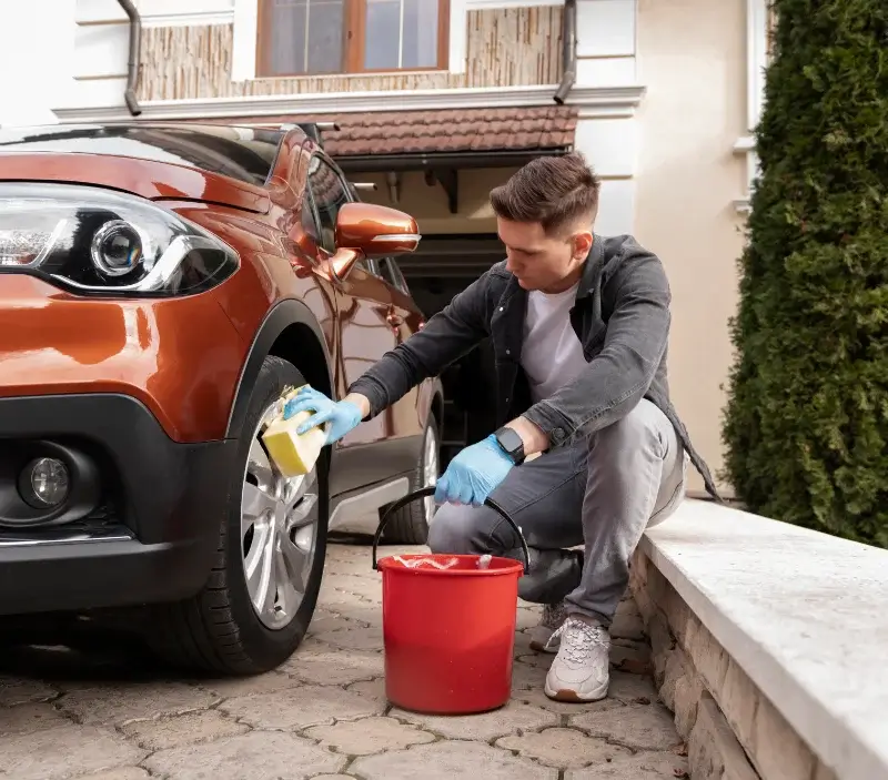 Lavage auto à domicile Roquefeuil : professionnel intervenant sur un véhicule